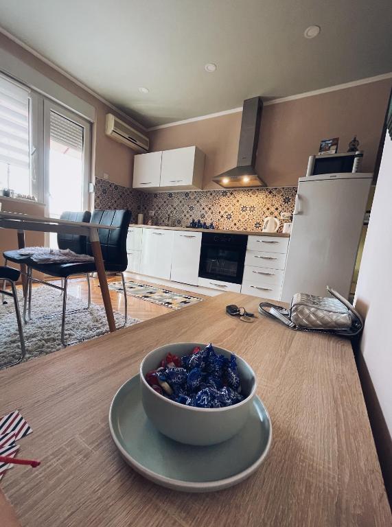 A cozinha ou kitchenette de Stan na dan Apartman Stella