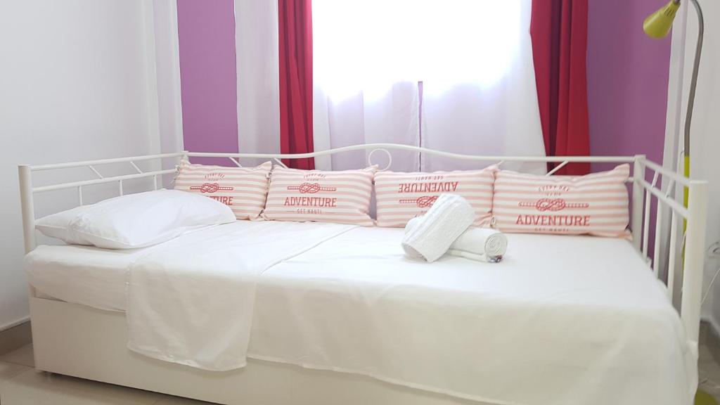 Postel nebo postele na pokoji v ubytování Renovated lovely apartment near airport & sea