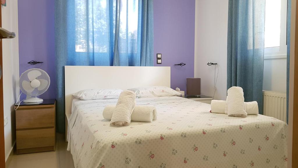 Postel nebo postele na pokoji v ubytování Renovated lovely apartment near airport & sea