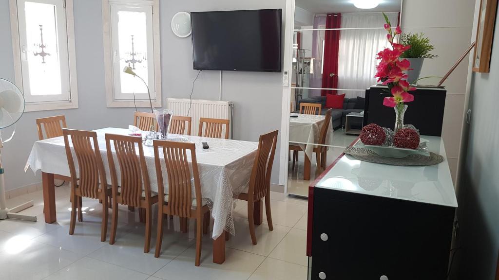 Kuchyň nebo kuchyňský kout v ubytování Renovated lovely apartment near airport & sea