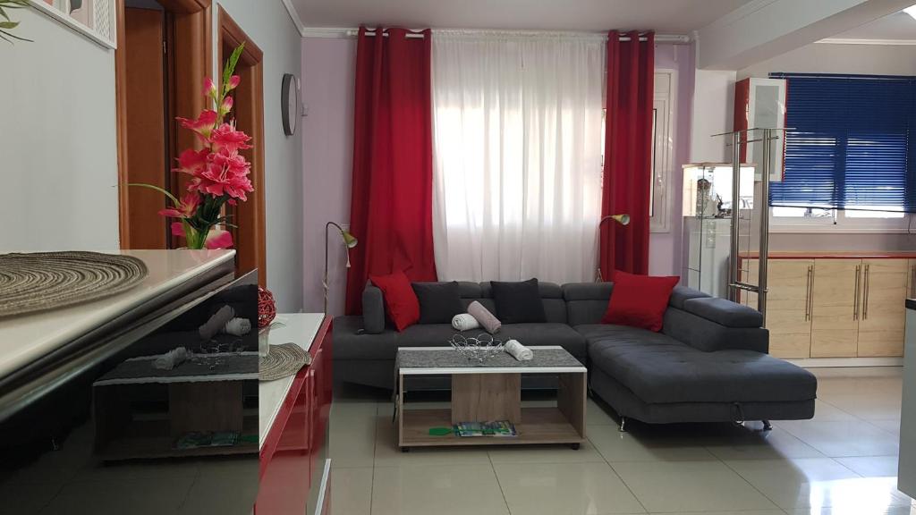 Posezení v ubytování Renovated lovely apartment near airport & sea