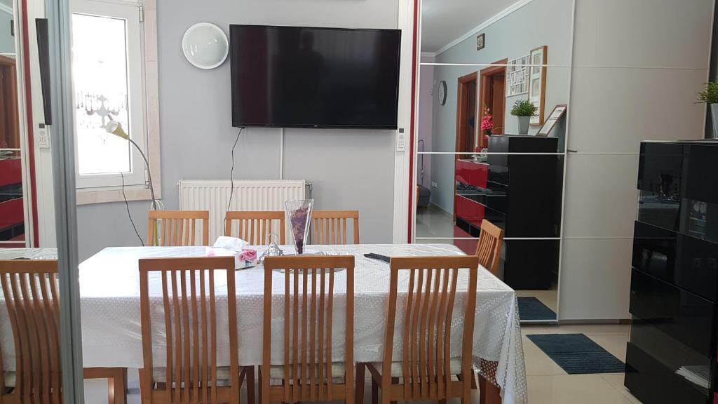TV a/nebo společenská místnost v ubytování Renovated lovely apartment near airport & sea