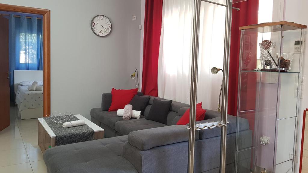 Posezení v ubytování Renovated lovely apartment near airport & sea