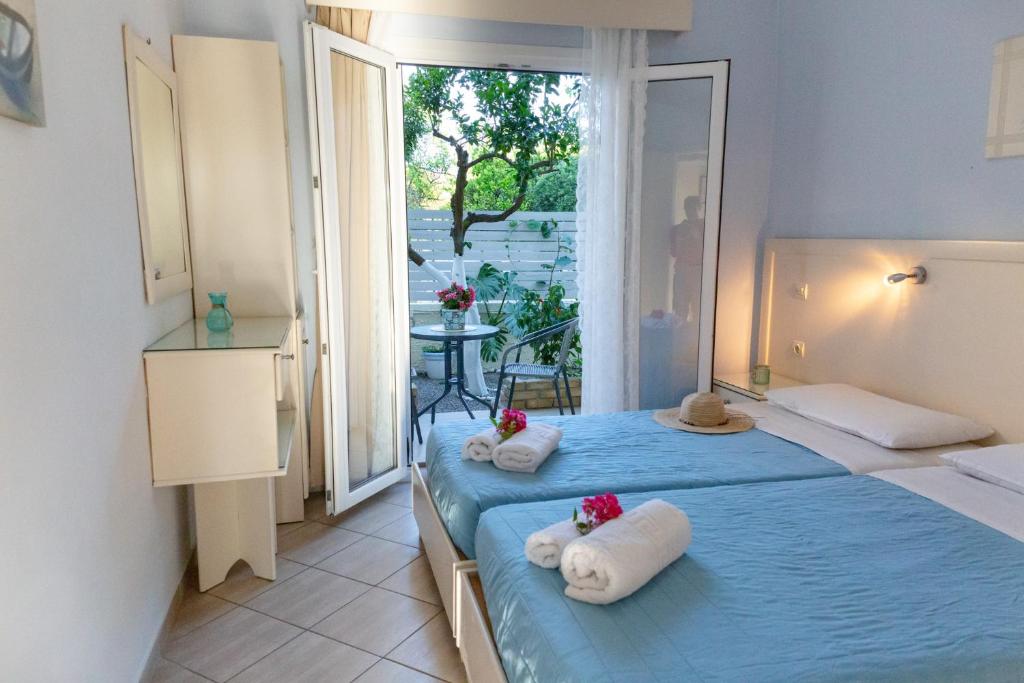 Postel nebo postele na pokoji v ubytování Angelina Apartments