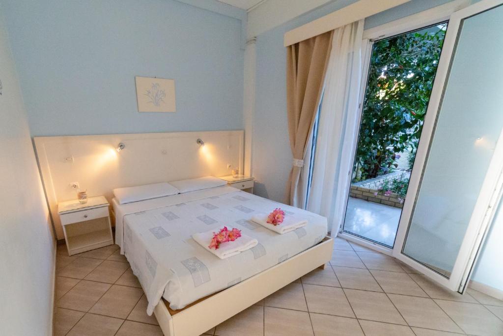 Postel nebo postele na pokoji v ubytování Angelina Apartments