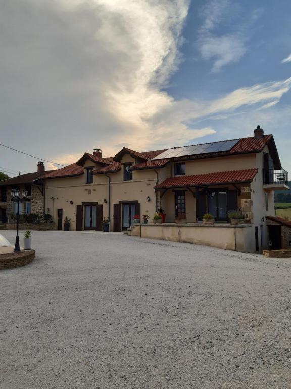 ein Haus mit Kieseinfahrt davor in der Unterkunft L OLIVIER DE ST LEGER in Château