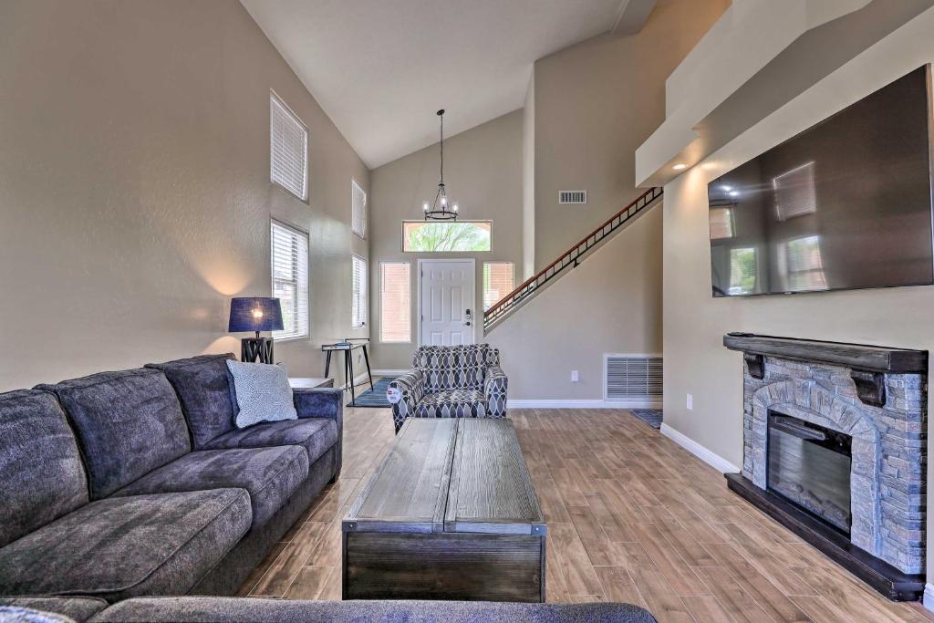 Beautiful Lakefront Peoria Home with Community Pool, Peoria (updated prices 2024)