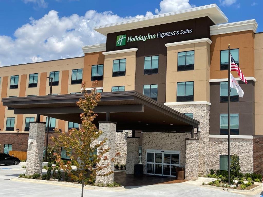 un edificio de oficinas con un cartel para las suites exprés de la posada Houston en Holiday Inn Express & Suites - Ft. Smith - Airport, an IHG Hotel en Fort Smith