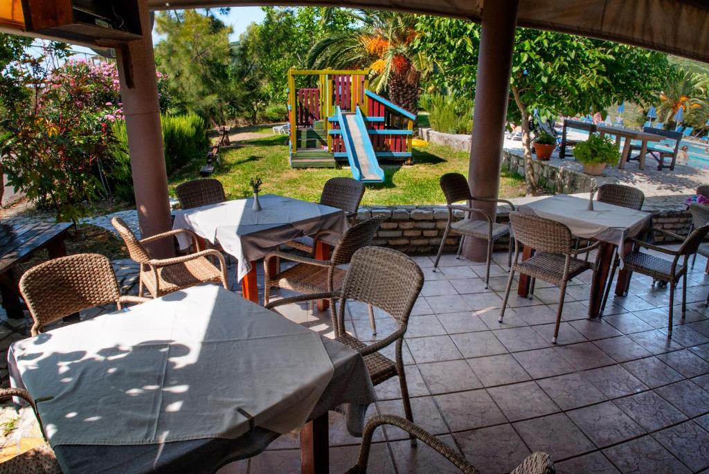 Herní místnost nebo prostor pro děti v ubytování Efrosini Village