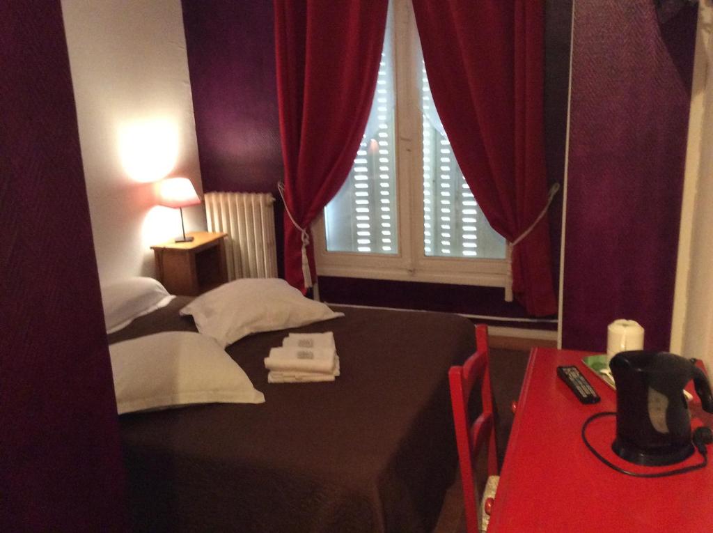 Postel nebo postele na pokoji v ubytování Hotel du Cygne