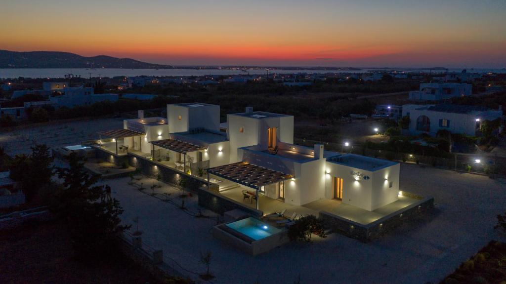 una vista aérea de un gran edificio por la noche en Bluebell Resort Villa SUNSET, en Kampos