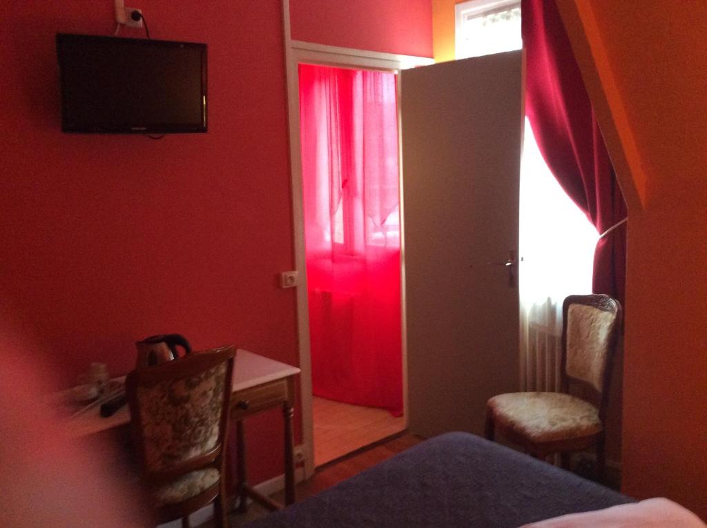 TV a/nebo společenská místnost v ubytování Hotel du Cygne