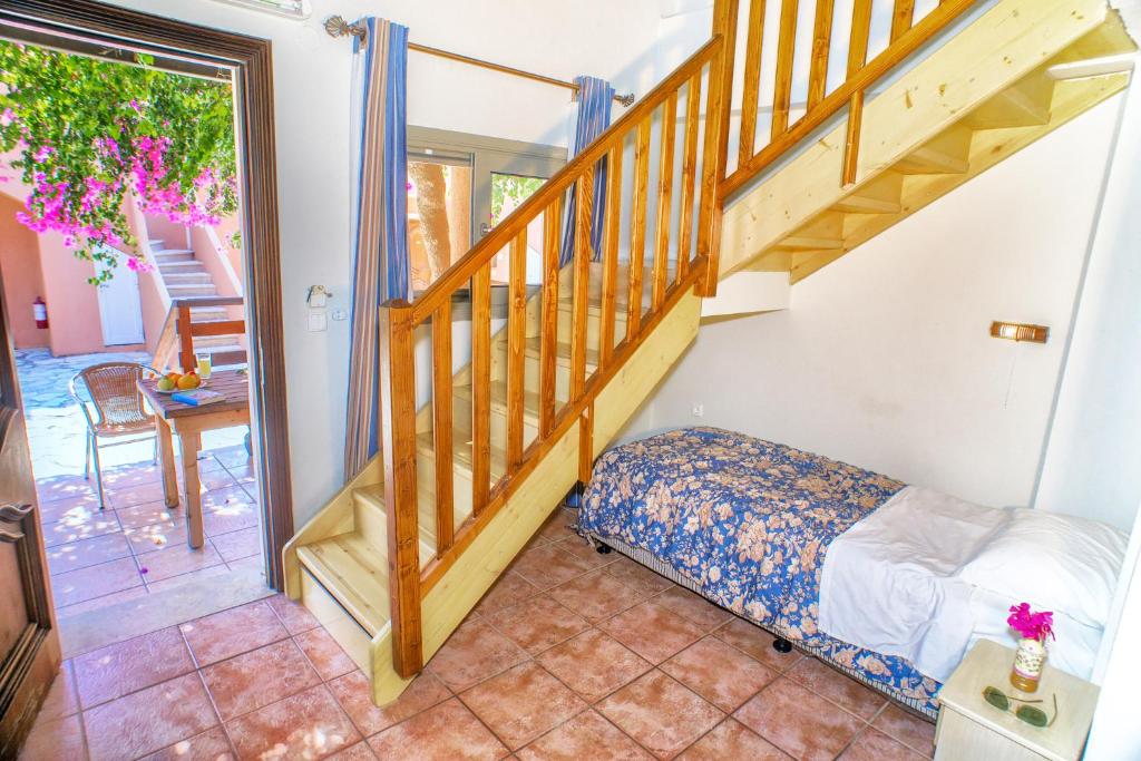 Postel nebo postele na pokoji v ubytování Efrosini Village