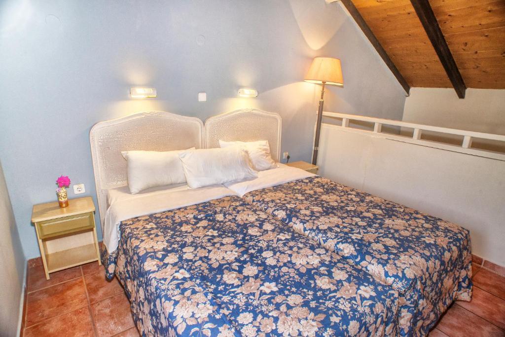 Postel nebo postele na pokoji v ubytování Efrosini Village