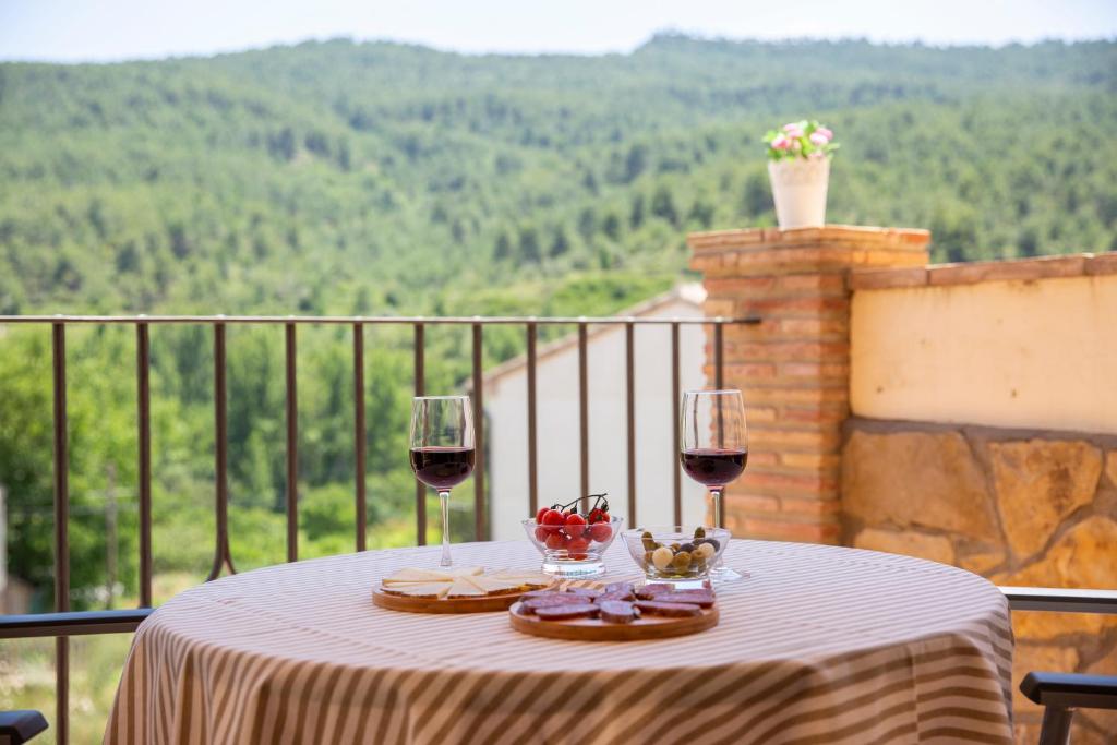 een tafel met twee glazen wijn op een balkon bij Casa Polito in Olba