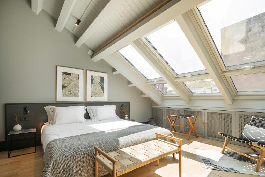 ein Schlafzimmer mit großem Bett und Dachfenstern in der Unterkunft ART Boutique in A Coruña