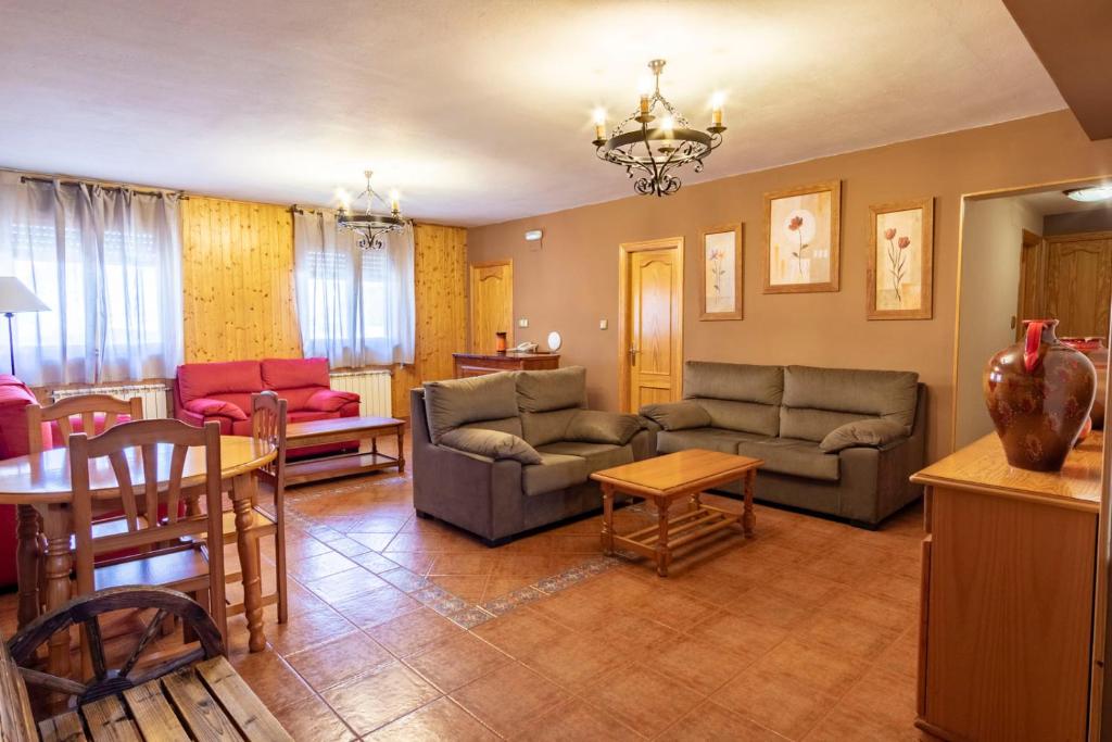 uma sala de estar com dois sofás e uma mesa em Hotel La Braña em San Isidro