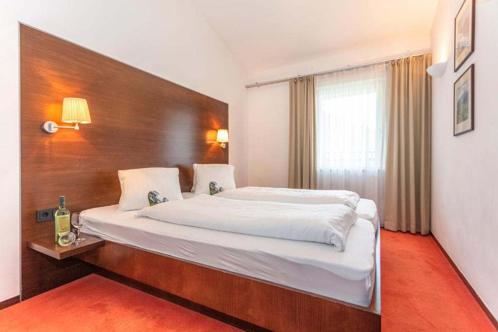 A bed or beds in a room at Hotel Kammerlander
