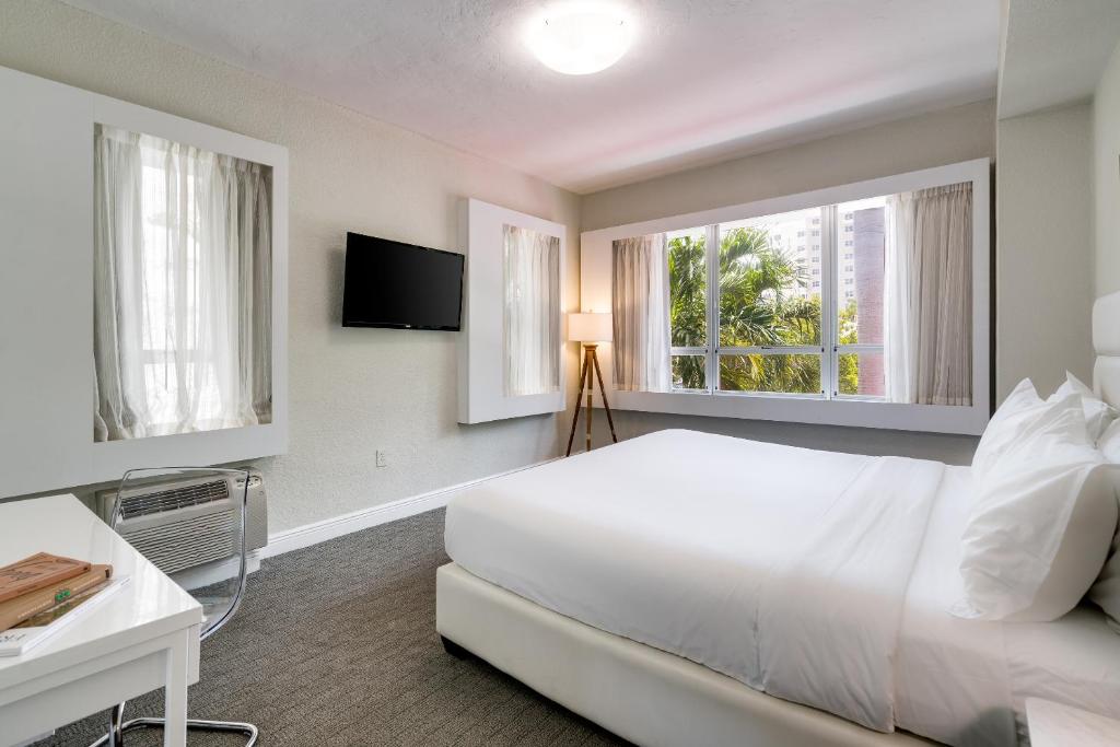 Postel nebo postele na pokoji v ubytování Crest Hotel Suites