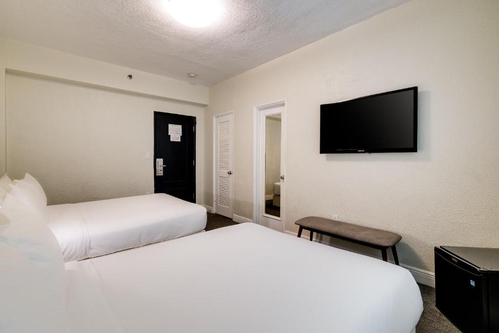 Postel nebo postele na pokoji v ubytování Crest Hotel Suites