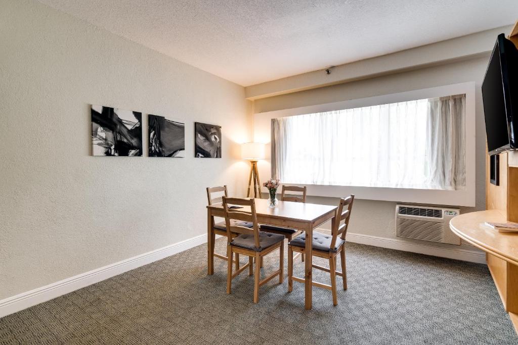 TV a/nebo společenská místnost v ubytování Crest Hotel Suites