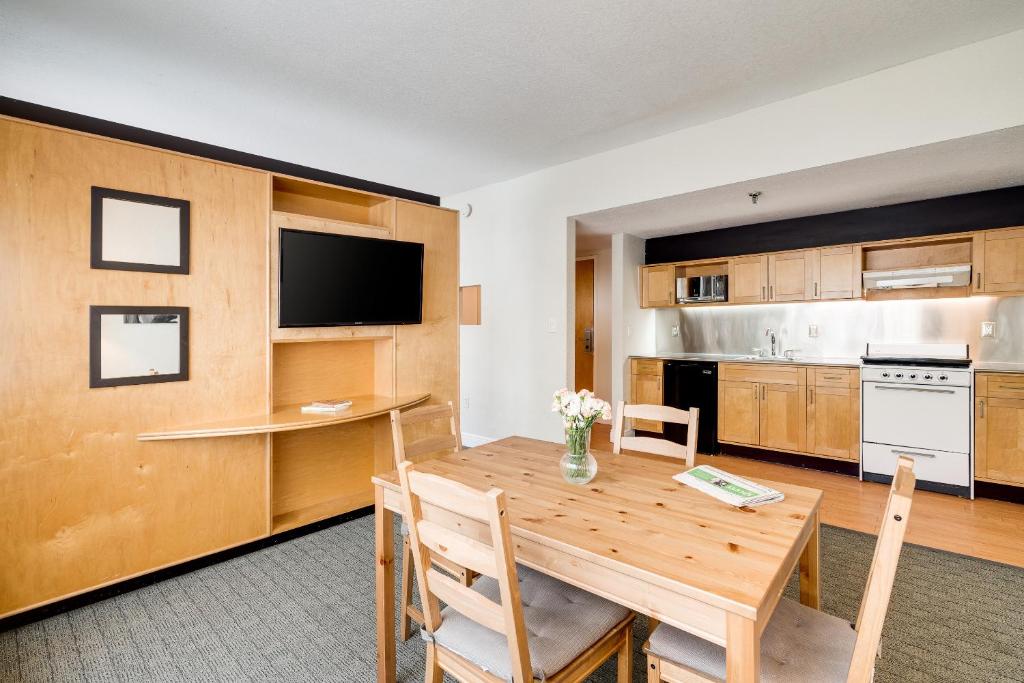 Kuchyň nebo kuchyňský kout v ubytování Crest Hotel Suites