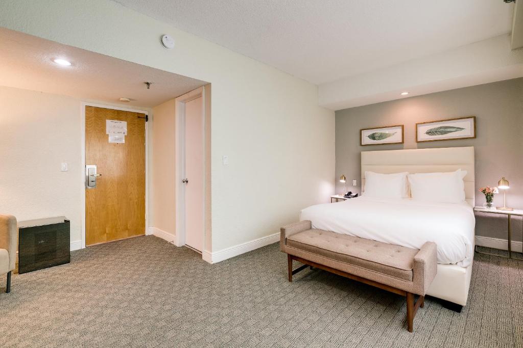 Postel nebo postele na pokoji v ubytování Crest Hotel Suites