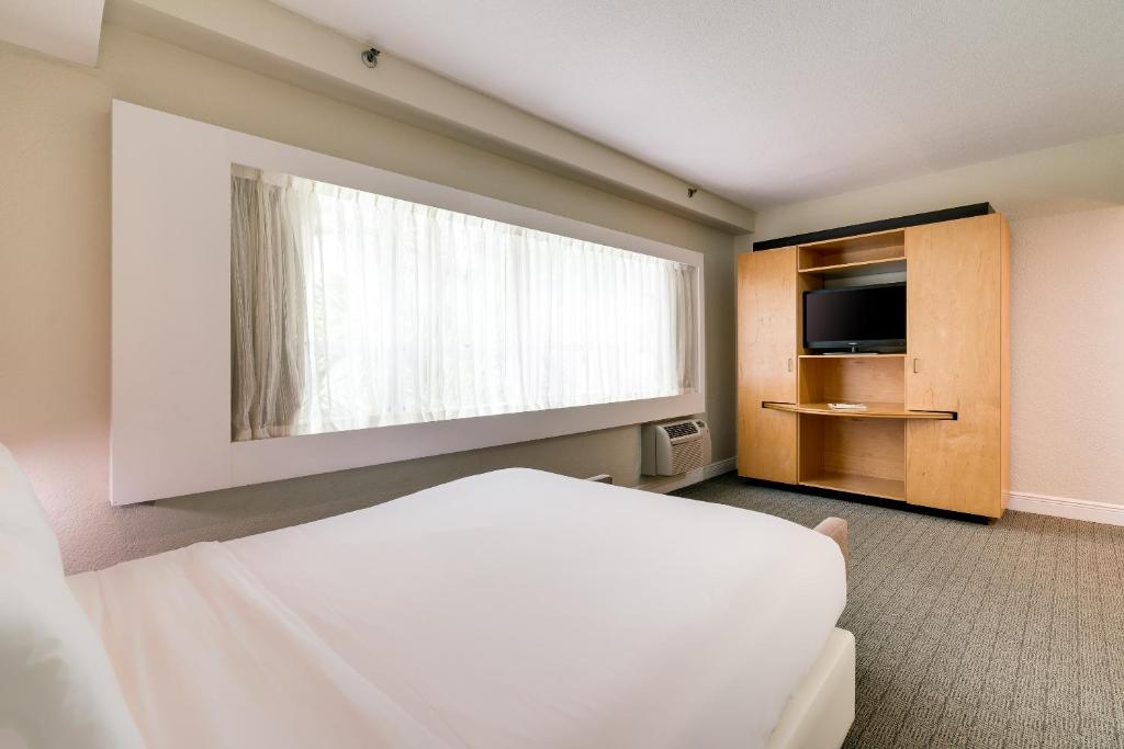 TV a/nebo společenská místnost v ubytování Crest Hotel Suites