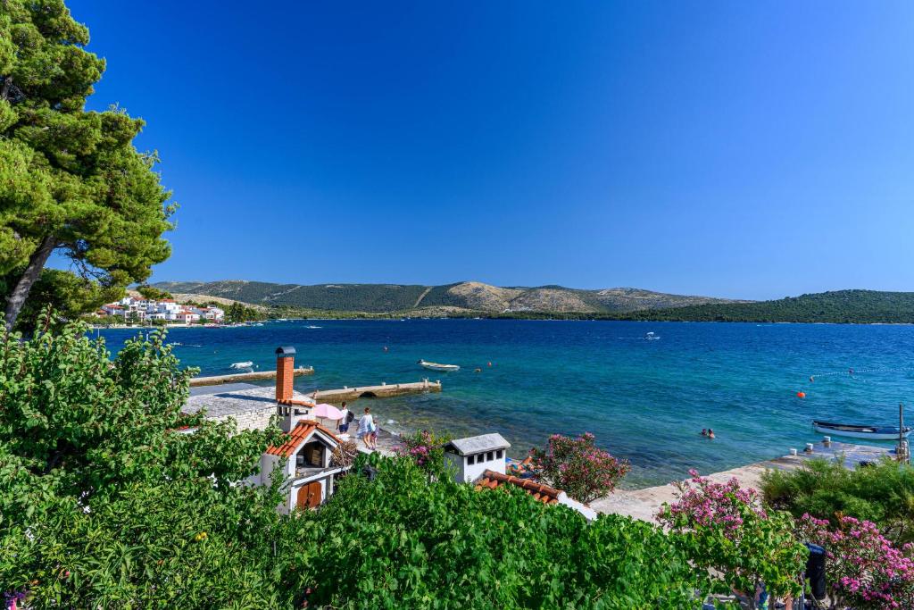 Blick auf einen Strand mit Menschen im Wasser in der Unterkunft Apartment Seaside in Zaboric