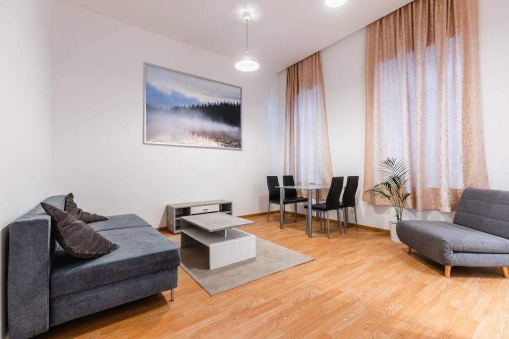 una sala de estar con un sofá y una mesa en Family apartment next to Danube river, en Viena