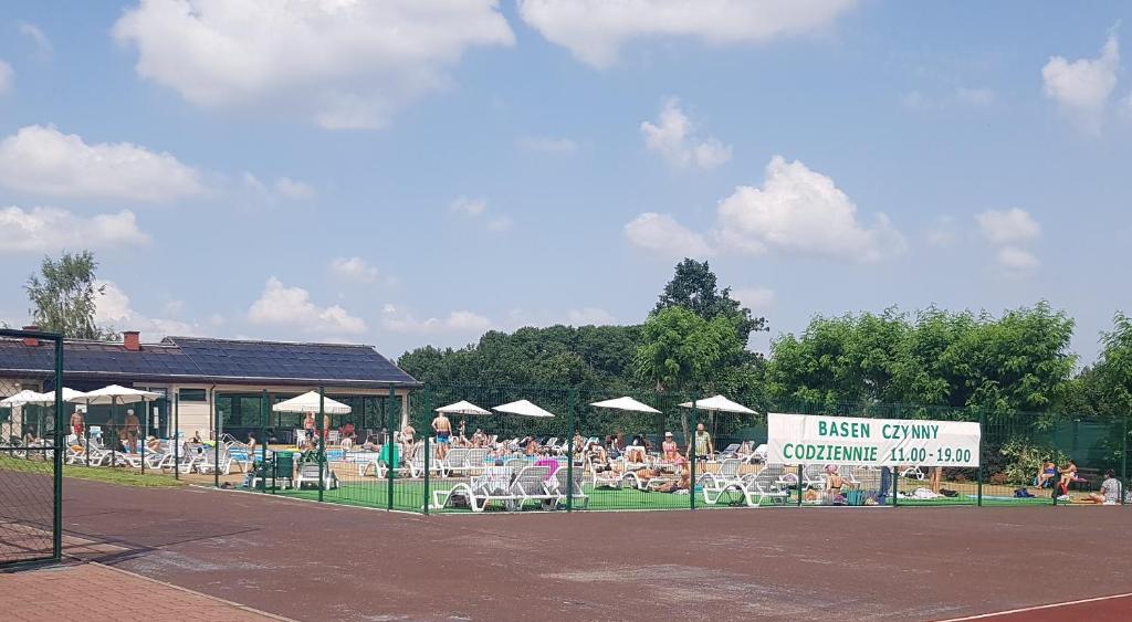 Tenis alebo squash v ubytovaní Domek na wsi alebo jeho okolí