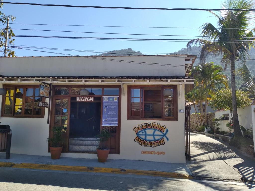 un restaurant sur le côté de la rue dans l'établissement Pousada Marimbá, à Trindade
