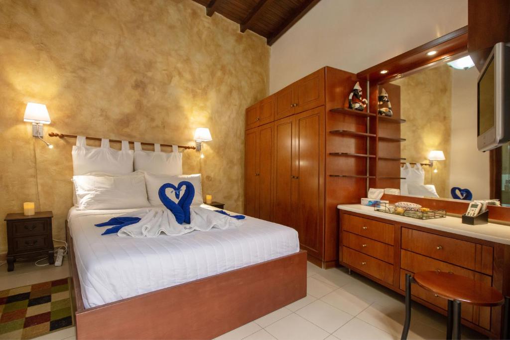 sypialnia z łóżkiem z niebieskim sercem w obiekcie Casa Alba Seaview House w Chanii