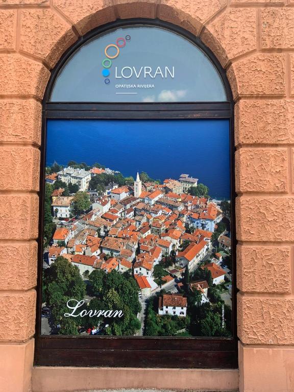 Výhľad na mesto Lovran alebo výhľad na mesto priamo z apartmánu