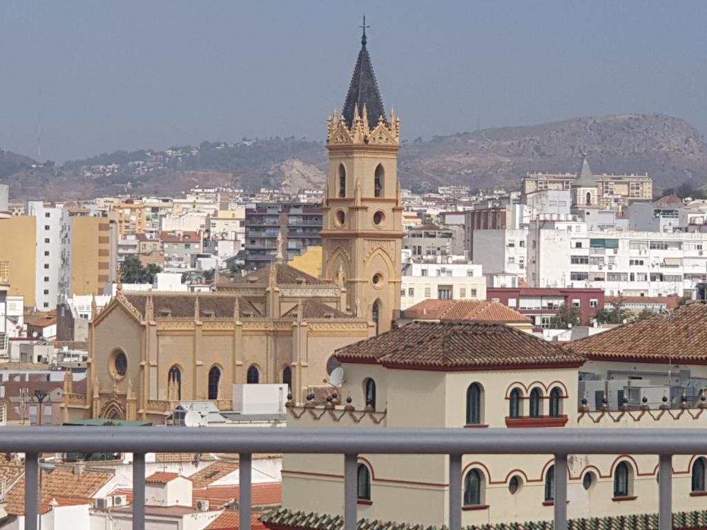 マラガにあるÁtico Martilloの時計塔のある教会