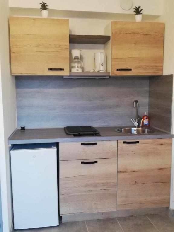 une cuisine avec un évier et un plan de travail dans l'établissement JUNO, à Courseulles-sur-Mer