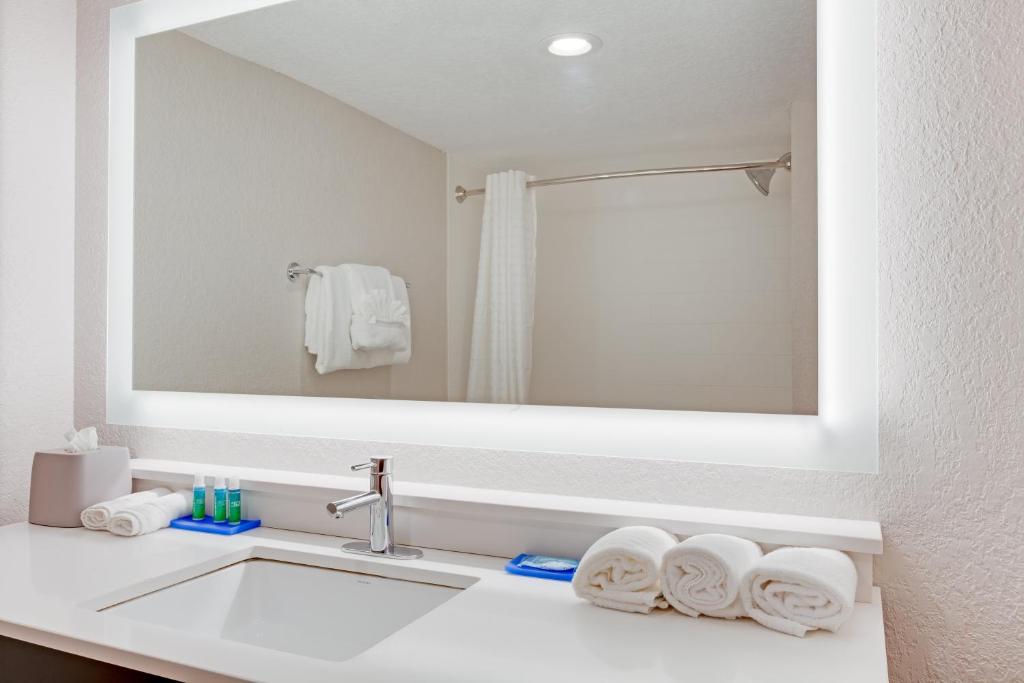 Holiday Inn Express Hotel & Suites Fort Lauderdale Airport/Cruise Port, an IHG Hotel - Habitación Estándar