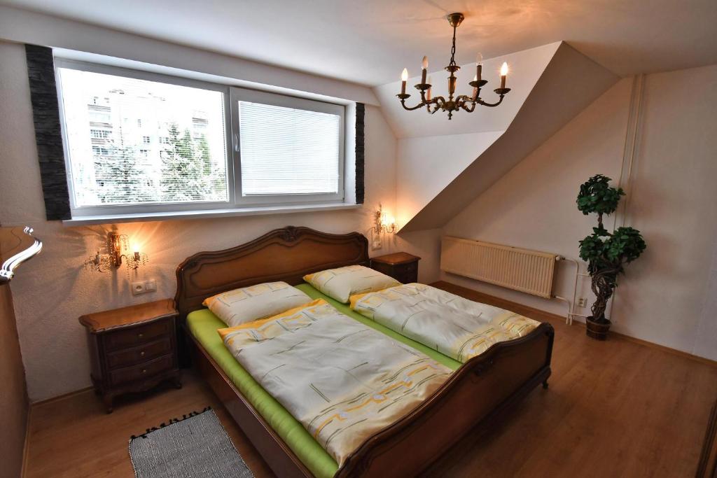 Posteľ alebo postele v izbe v ubytovaní APARTMENTS V+K