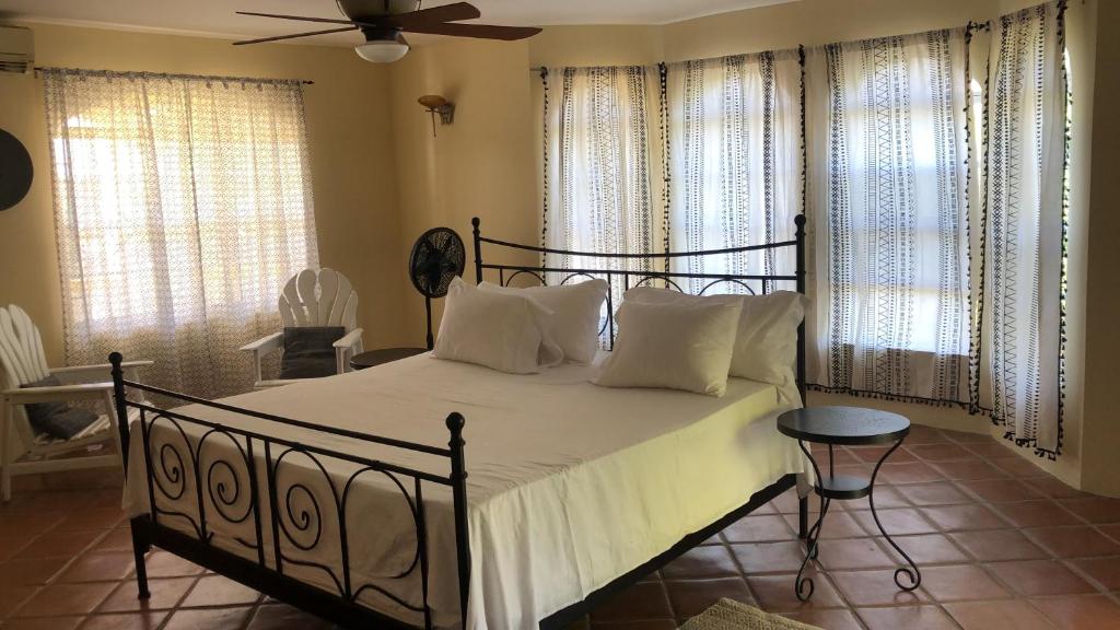 Postel nebo postele na pokoji v ubytování Pura Vida Jamaica