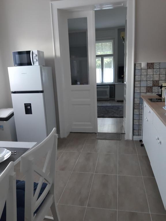 A kitchen or kitchenette at Jade Vendégház