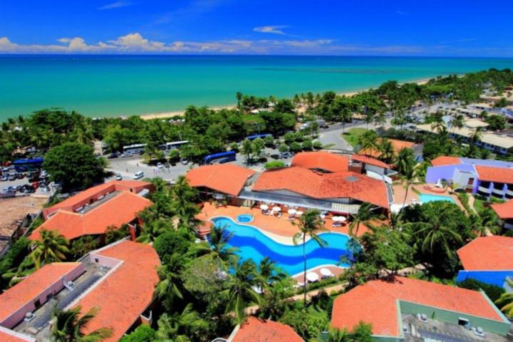 una vista aerea di un resort con piscina e oceano di Resort Arcobaleno All Inclusive a Porto Seguro