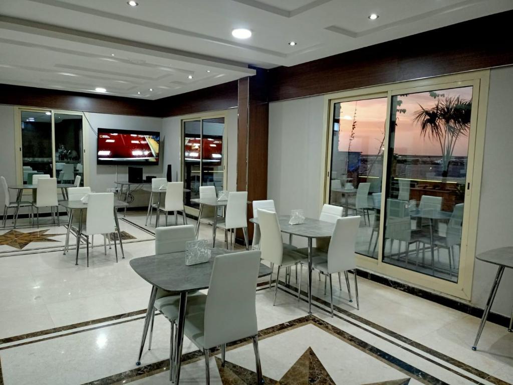 TV a/nebo společenská místnost v ubytování RAK Hotel Apartments