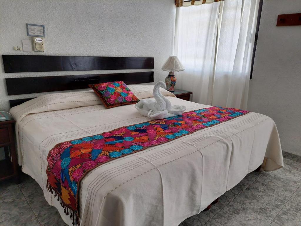 Postel nebo postele na pokoji v ubytování Hotel Maria's Nicte Ha