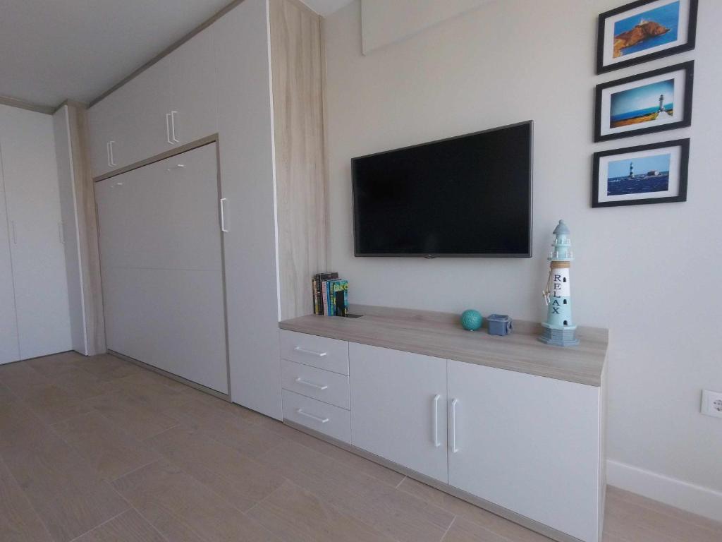 TV a/nebo společenská místnost v ubytování Apartamento El faro de Benidorm