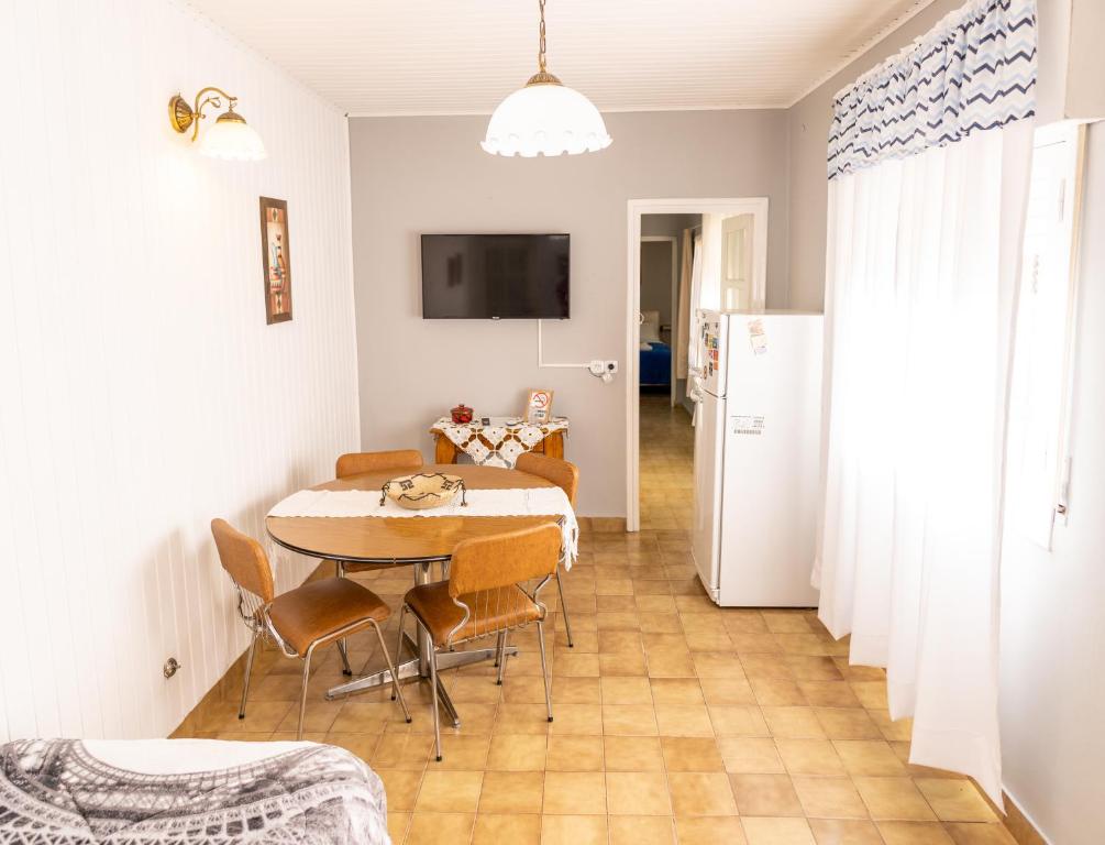 een eetkamer met een tafel en een koelkast bij Departamento Moreno in Santa Rosa