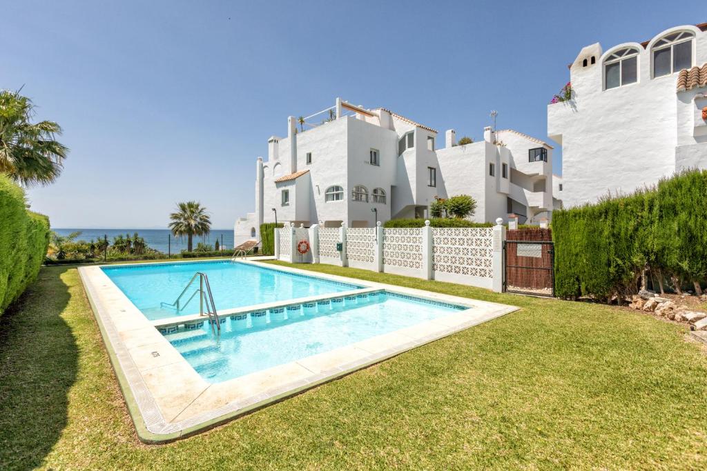 Bazén v ubytovaní Front Sea View Penthouse alebo v jeho blízkosti