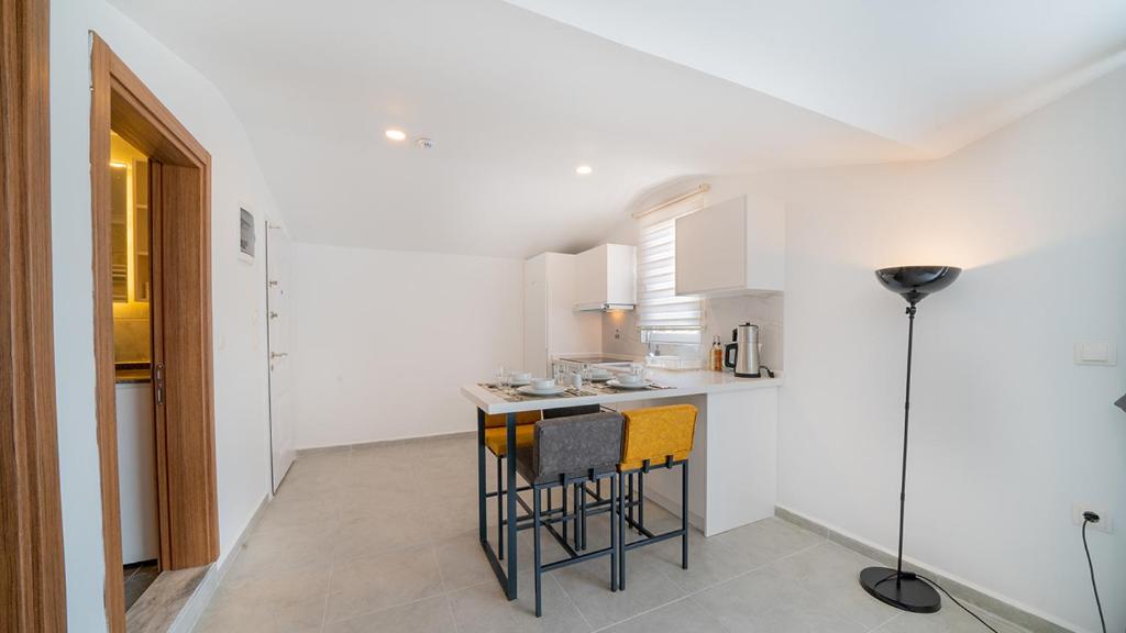 Midpoint Suites - Apartment