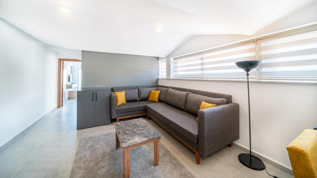 Midpoint Suites - Apartment