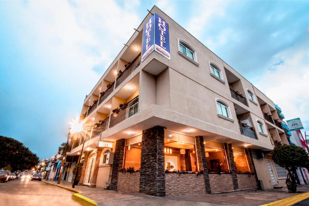 a building with a sign on the side of it at Hotel San Miguel, en el Centro - Desayuno Gratis in Tuxtla Gutiérrez