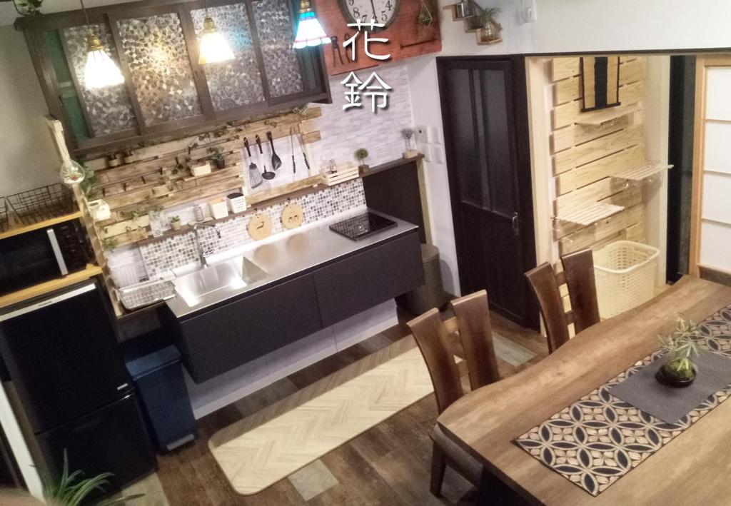 een keuken met een wastafel en een tafel bij Kyoto Villa Fuka in Kyoto